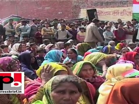 Priyanka Gandhi Vadra in Mateenganj (Raebareli) addresses an election meeting