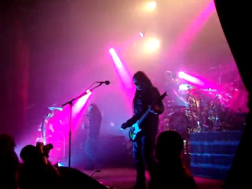 KORN - Falling away from me - Bataclan Paris 12/03/2012.