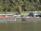 Bahnen auf der rechten Rheinstrecke gegenüber von Bad Salzig und Rheinschifffahrt