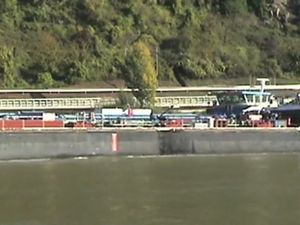 Bahnen auf der rechten Rheinstrecke gegenüber von Bad Salzig und Rheinschifffahrt