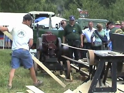 Deutz Stationärmotor treibt auf dem Dampftreffen 2010 in Lindlar mit Keilriemen Säge an