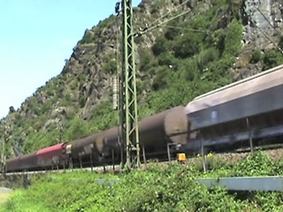 Eisenbahnen und Raddampfer Goethe südlich der Loreley