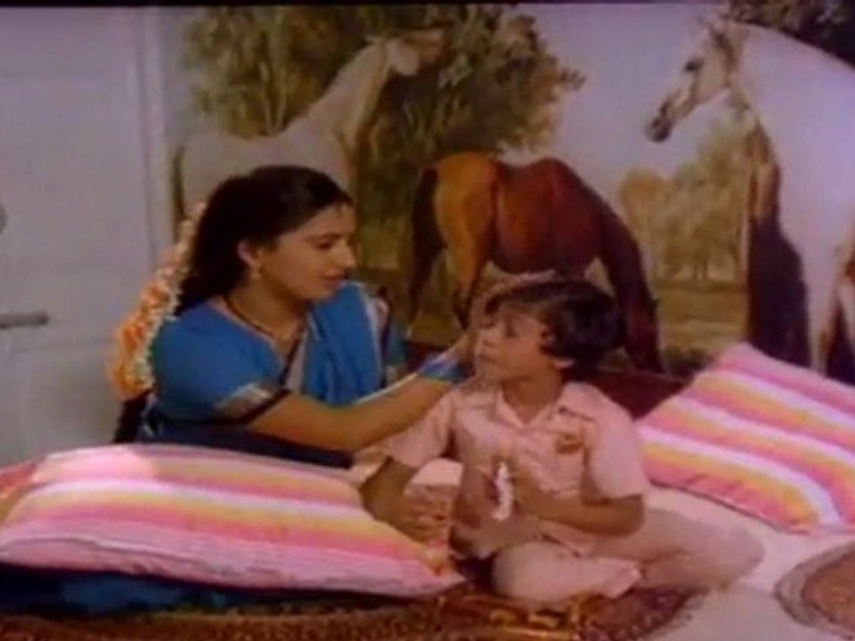 Chinna Kuyil Paaduthu -- Sivakumar Seeing Bride Ambika