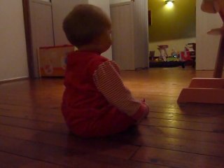 Agathe marche à 4 pattes