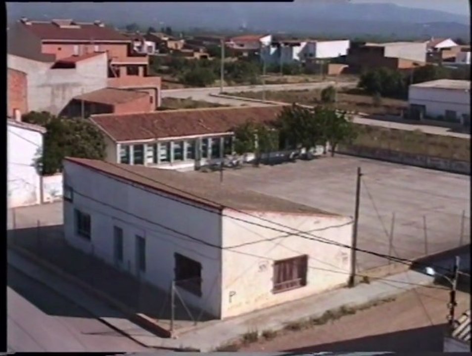 Enderroquen part de les antigues escoles de Benlloch, 2-8-1997