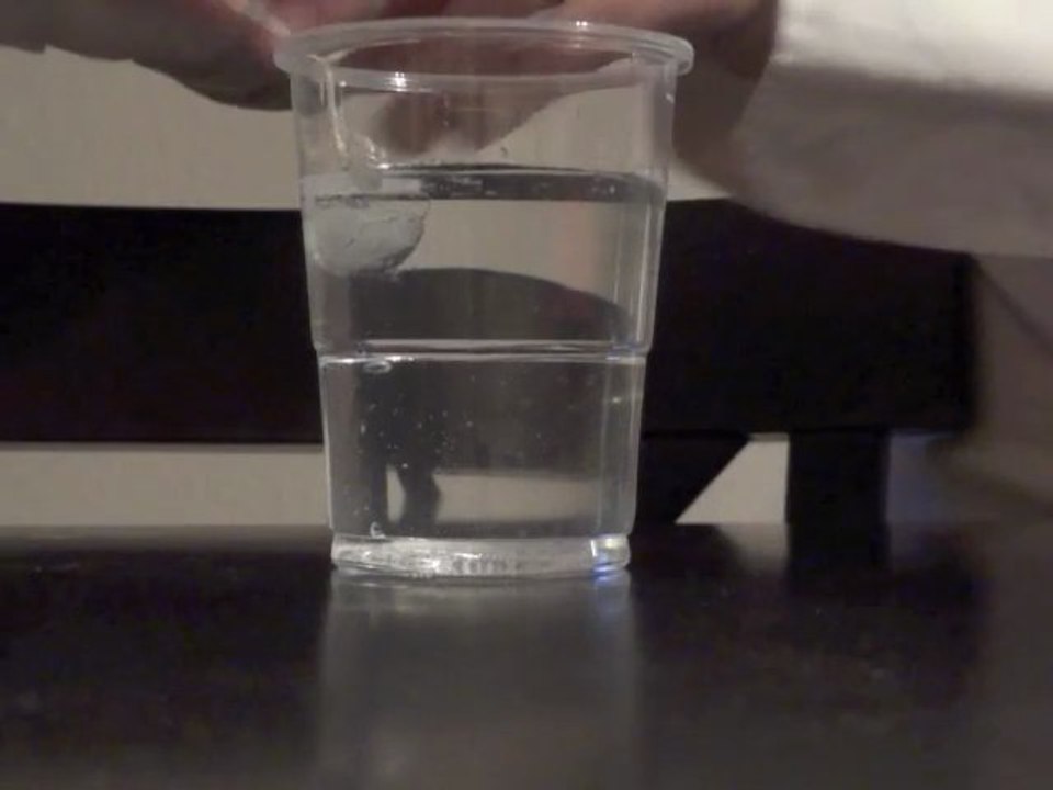 Prendre un glaçon avec une ficelle