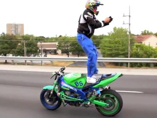 Mise à jour du statut Facebook debout sur une moto