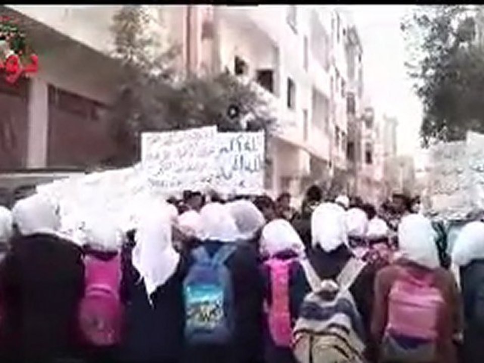 فري برس ريف دمشق دومـا رغم المداهمات و الإقتحامات خروج مظاهرة طلابية  13 3 2012
