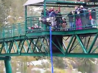 Joven parapléjica hace puenting en silla de ruedas