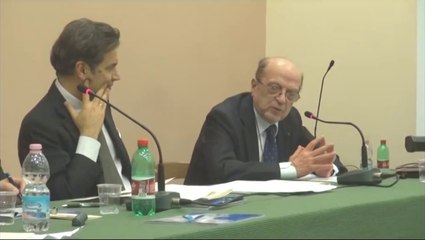 Скачать видео: Gaeta (LT) - Aldo Pace e la Storia del Banco di Napoli al XXI Convegno di Gaeta (10.03.12)