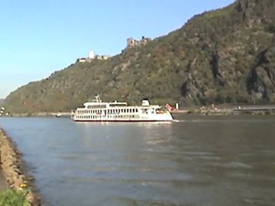 Eisenbahn rechte Rheinstrecke und Rheinschifffahrt bei Bad Salzig und Kamp - Bornhofen