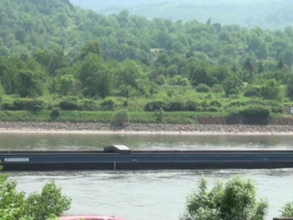 Rheinschiffe gegenüber von Filsen