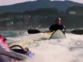 Deportes / Haciendo surf con un kayak