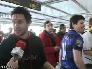 Seguidores del Manchester les reciben a su llegada