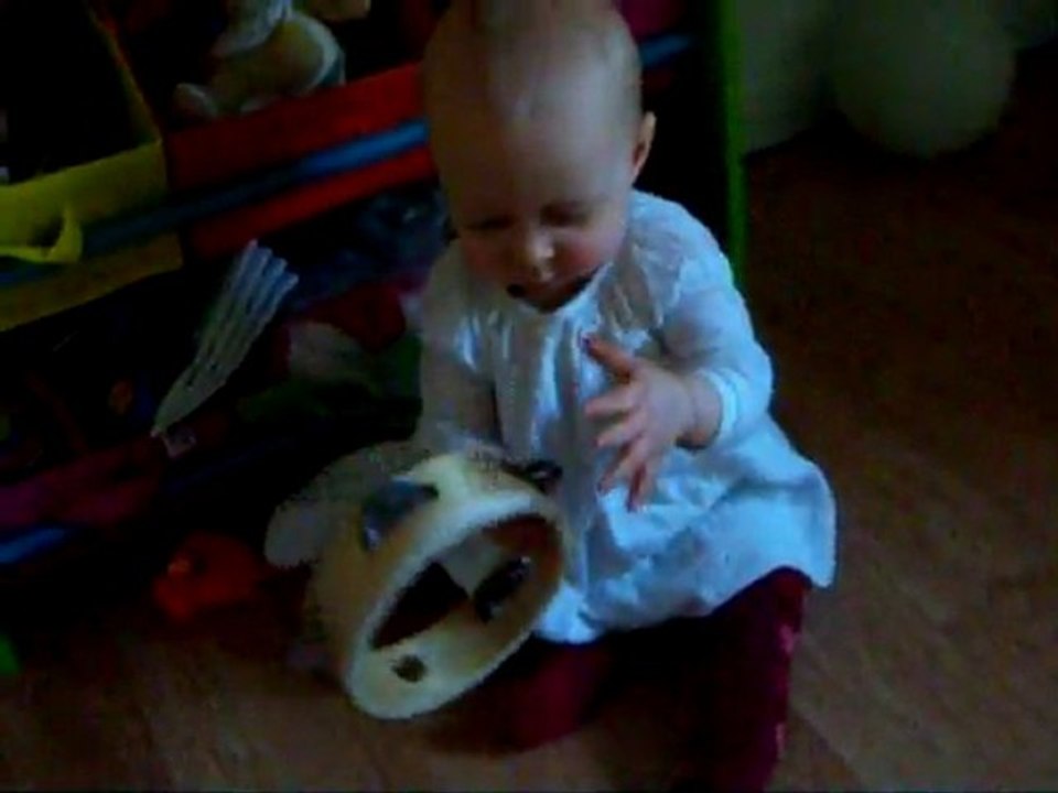Emmie et le tambourin à cymbalettes