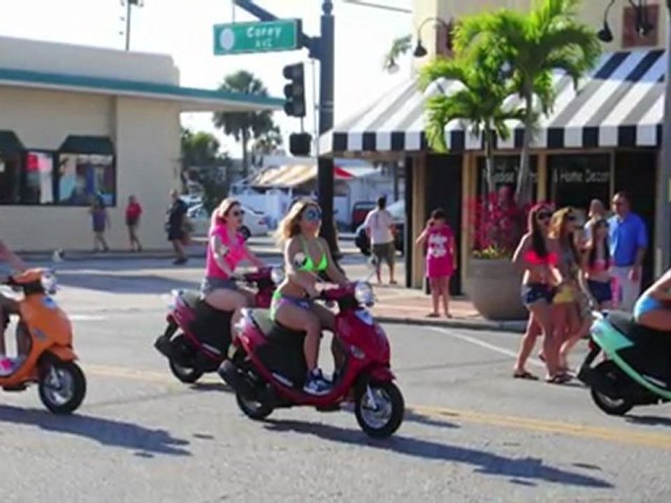 Gomez und Hudgens im Bikini