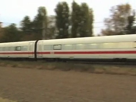Züge und ein Bahnübergang auf der linken Rheinstrecke bei Brühl - Walberberg