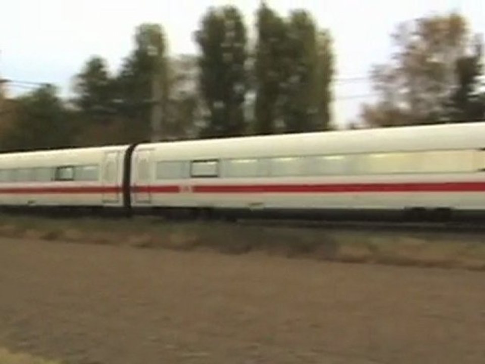 Züge und ein Bahnübergang auf der linken Rheinstrecke bei Brühl - Walberberg