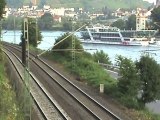 Züge und Schiffe am Rhein zwischen Assmannshausen und Rüdesheim, 2x BR152, BR185, 3x BR143