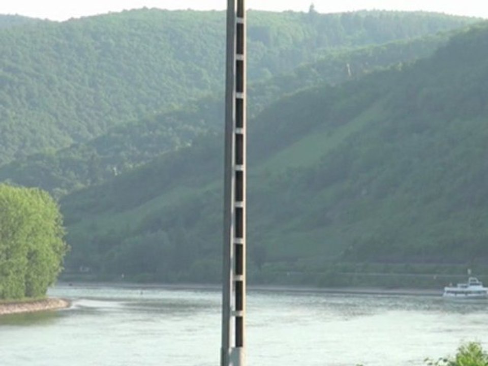 Entspannungsvideo mit Rheinschiffen und Vogelgesang gegenüber Filsen am Rhein Teil 02 von 02
