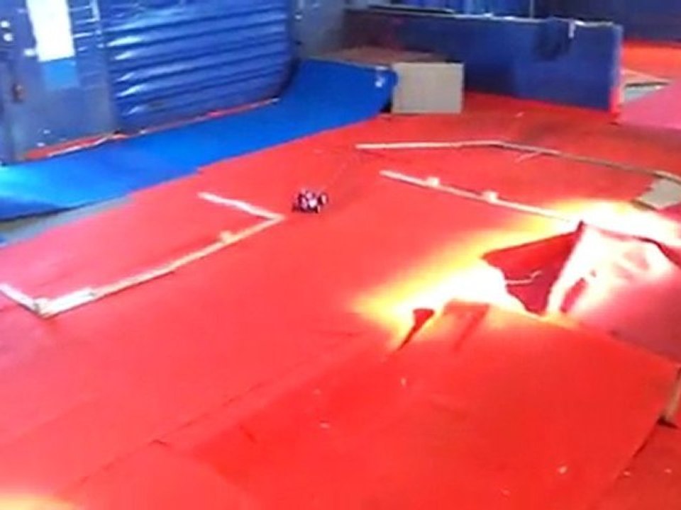 Thomas Lo BCM 1403   VIDEO MODELISME 1/10 INDOOR