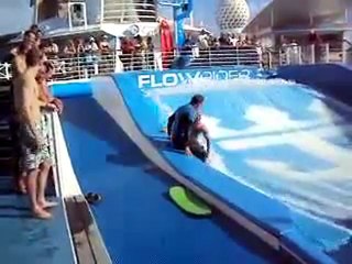 La pire tentative de bodyboard sur vague artificielle