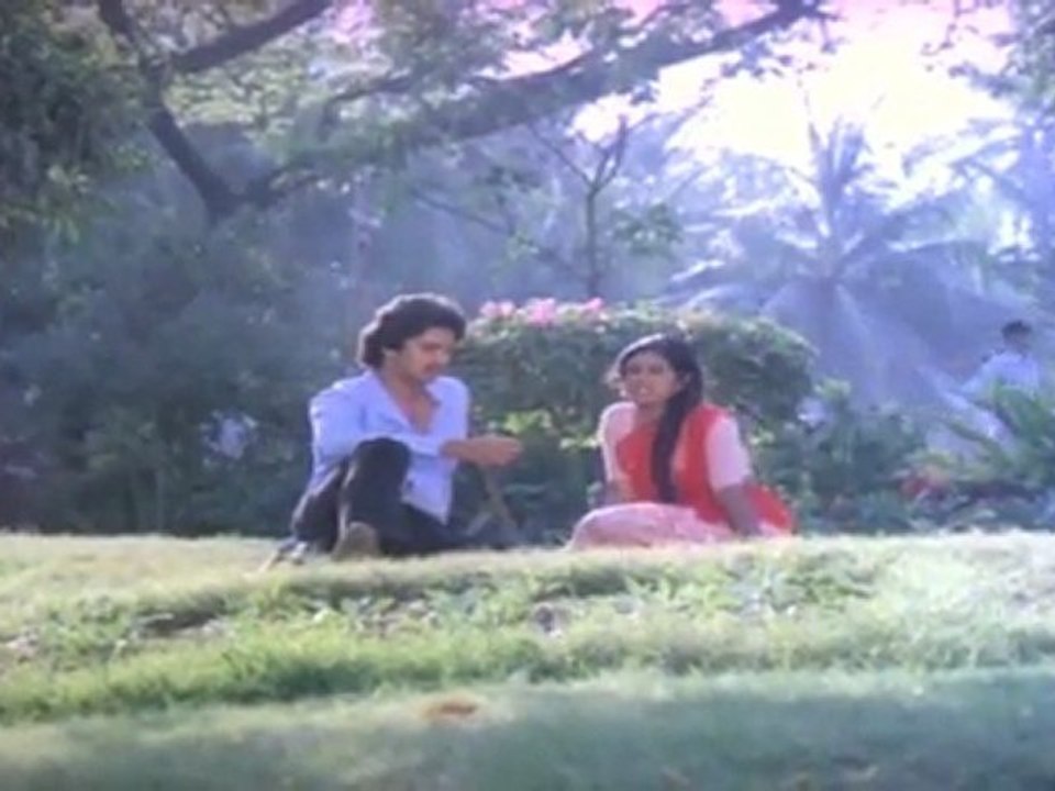 Manjal Nila - Suresh And Ranjani Romancing At Garden