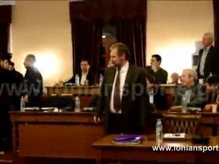 Πέταξαν αυγά και γιαούρτια στον Δήμαρχο Ζακυνθίων