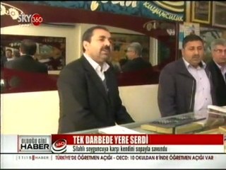 Tek Darbede Yere Serdi
