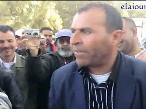 العيون الشرقية وقفة إحتجاجية لسائقي شاحنات الرمال