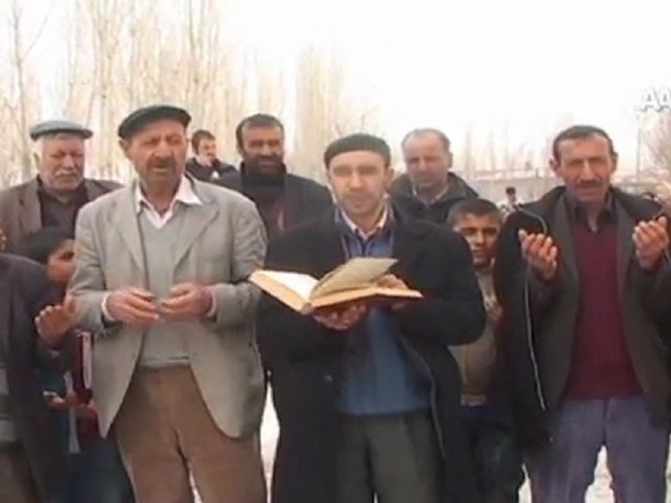 Kış sert geçti, köylüler güneş duasına çıktı