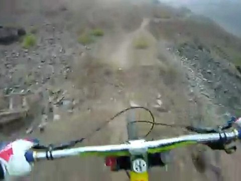 Alejandro Paz fait une descente en VTT (Down Hill)