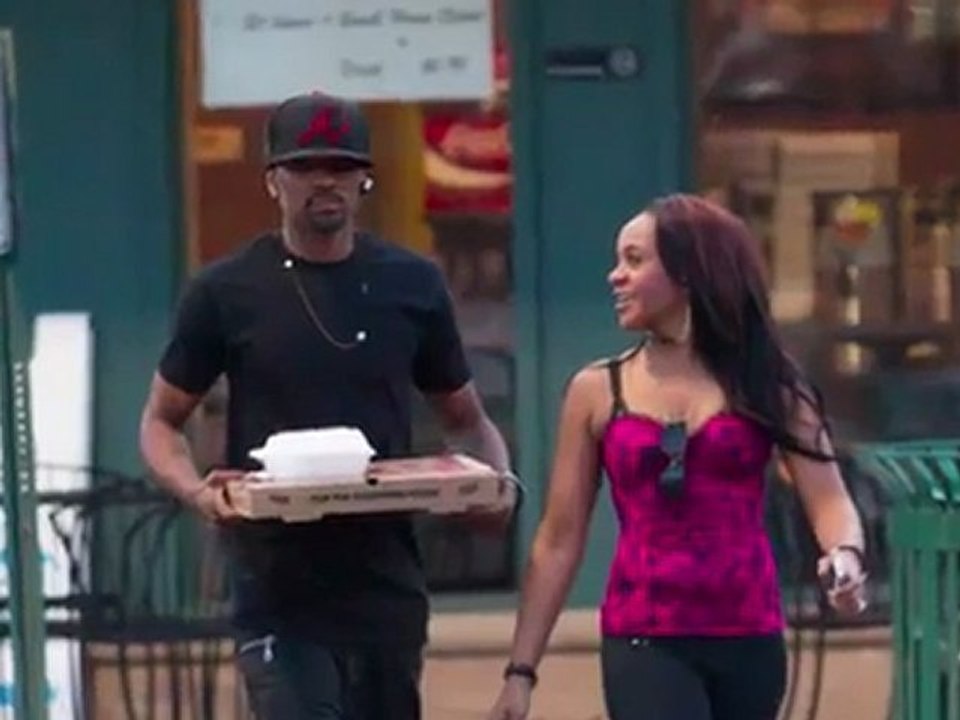 Bobbi Kristina küsst Adoptivbruder