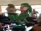 2 nanas dansent sur une table fail
