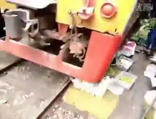 Böylesi Görülmedi! Pazarın Ortasından Tren Geçiyor