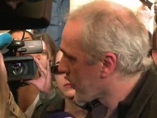 Philippe Poutou (NPA) dépose ses 572 signatures