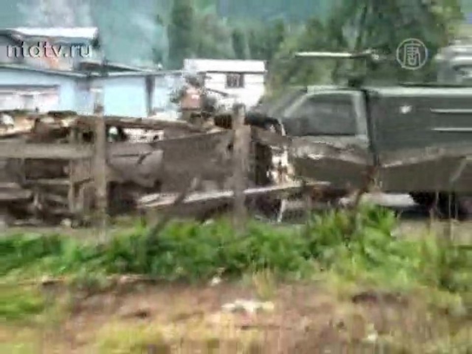 Чилийские демонстранты подожгли автобус полиции