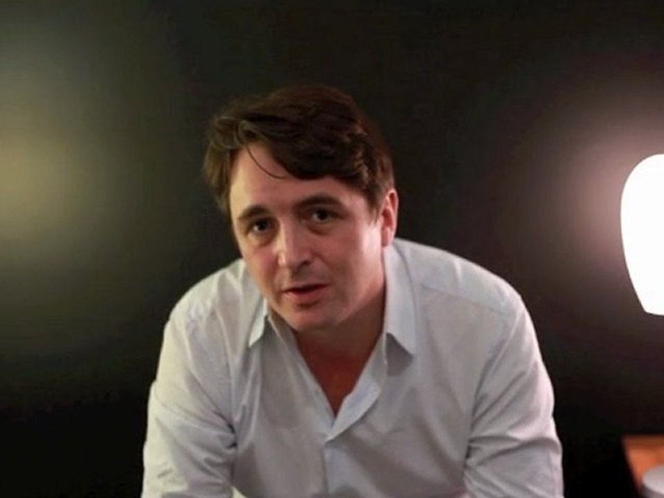 Pourquoi l'Elysée veut transformer Carla Bruni en femme au foyer désespérée