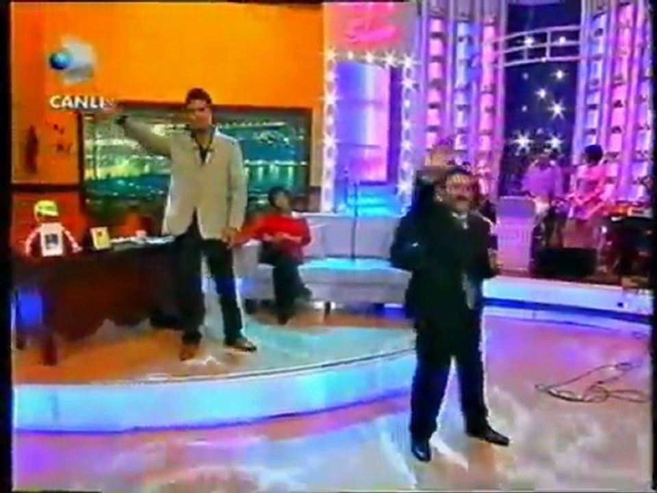 BEYAZ  SHOWDA    SELAHATTİN ÖZDEMİR  İNGİLİZCE   İLK DEFA  ARAMIZDA SIRA DAĞLAR