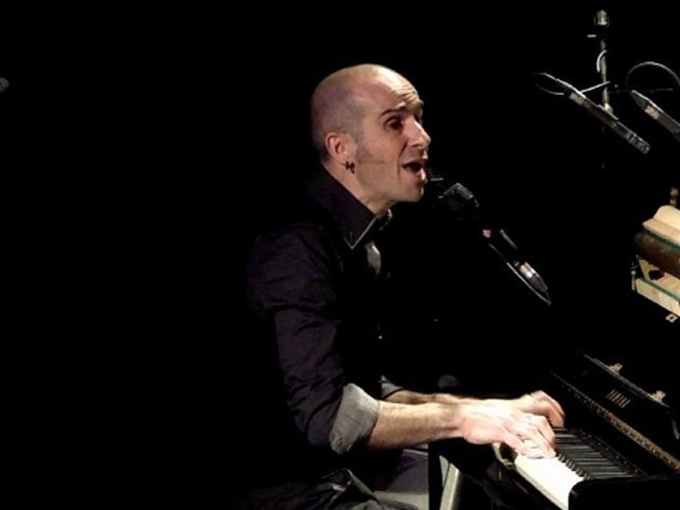 GUILAM - Les couloirs du pensionnat (Iza Loris / Guilam - 2012)