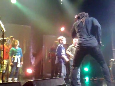 Les enfants sur scene avec Yannick Noah Bourg les Valence 16 mars 2012
