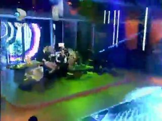 Alexandra Stan Beyaz'ın Kucağına Oturdu