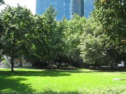 Francfort, Allemagne : parc & gratte-ciel
