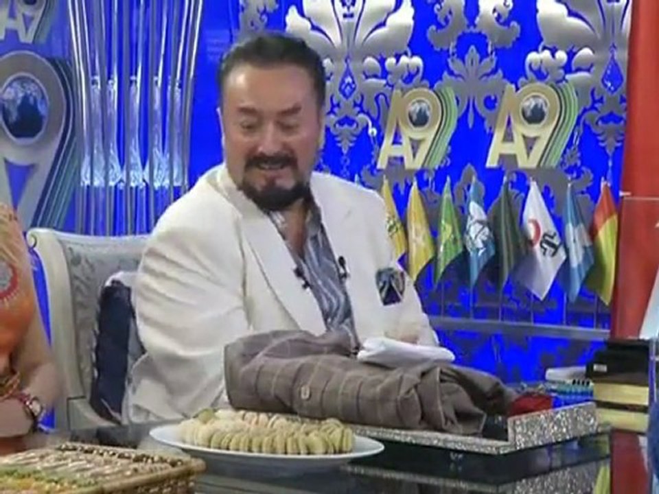 Şeyh Nazım Kıbrısi Hazretleri Adnan Oktar'a cübbesini ...