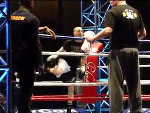 AGDE - 2012 - 1-PARTIE - L'Agathois Francis TAVARES remporte le titre de Champion du Monde WKN face à l'australien Robert POWDRILL par KO à la 2ème reprise!