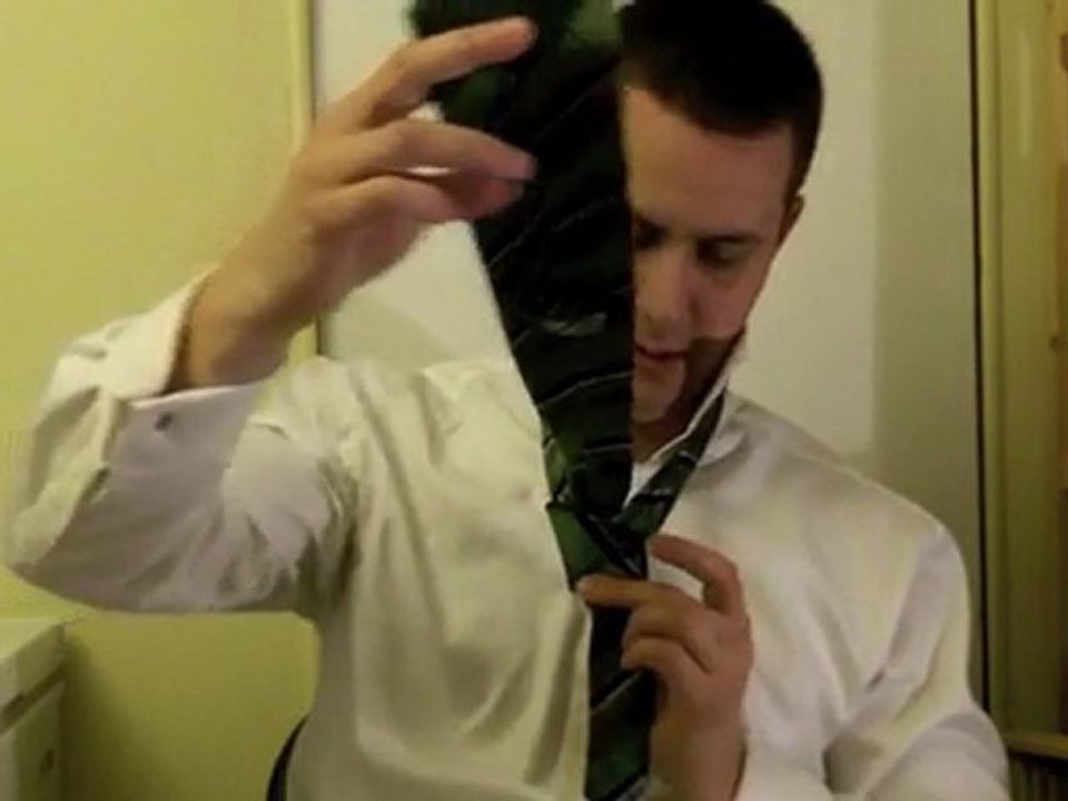 Comment faire un noeud de cravate:  Le noeud Simple.