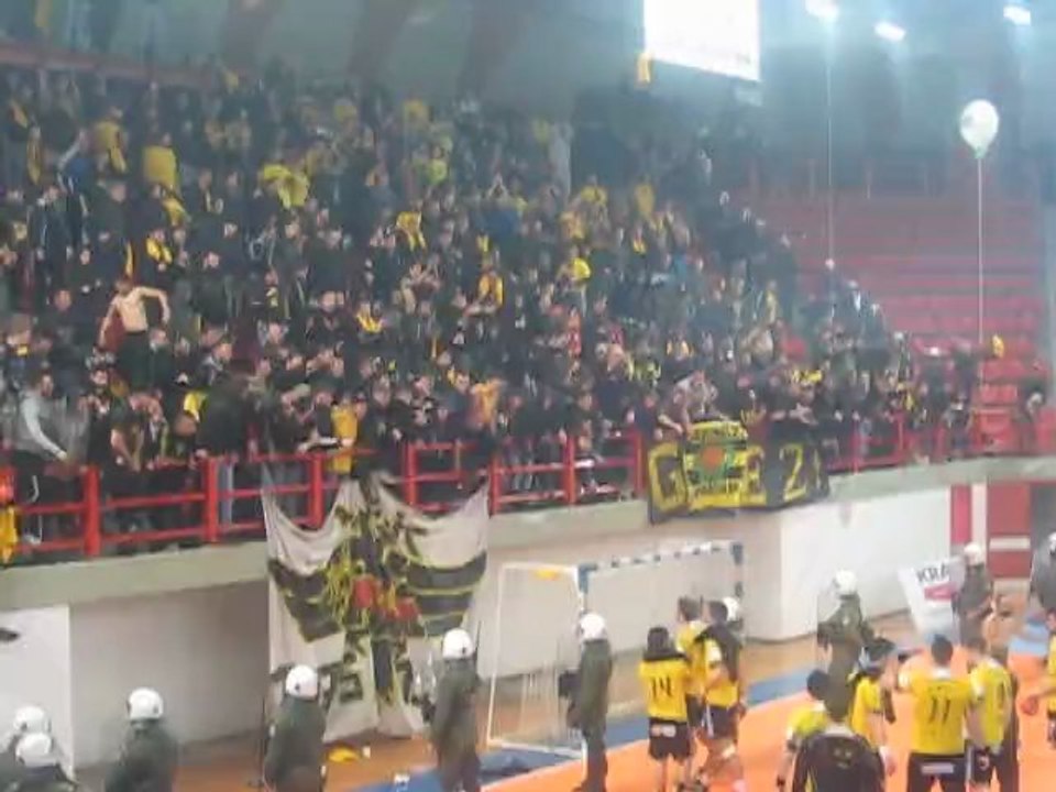 Οι παίκτες της ΑΕΚ χειροκροτούν τον κόσμο στο "Δ.Τόφαλος"