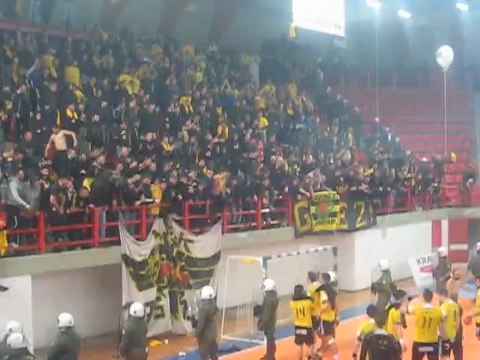 Οι παίκτες της ΑΕΚ χειροκροτούν τον κόσμο στο Δ.Τόφαλος