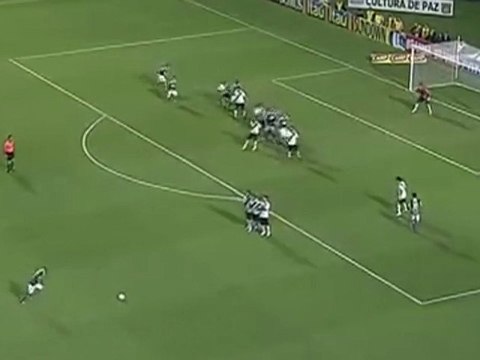 Marcos Assunção, monsieur coup franc !