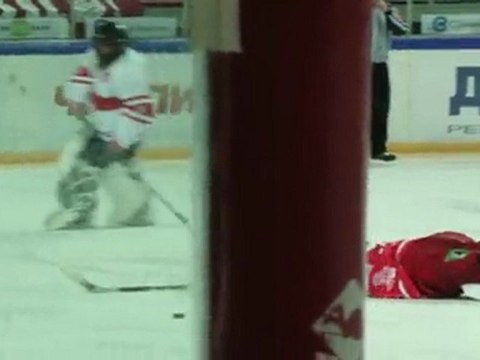 Роман Людучин отражает буллит